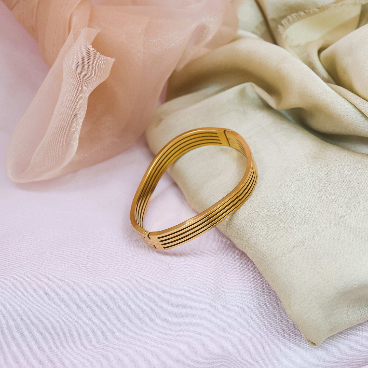 Bradiya Wavy Design Bangle - Anti-Tarnish Luxury Jewelry - Bradiya