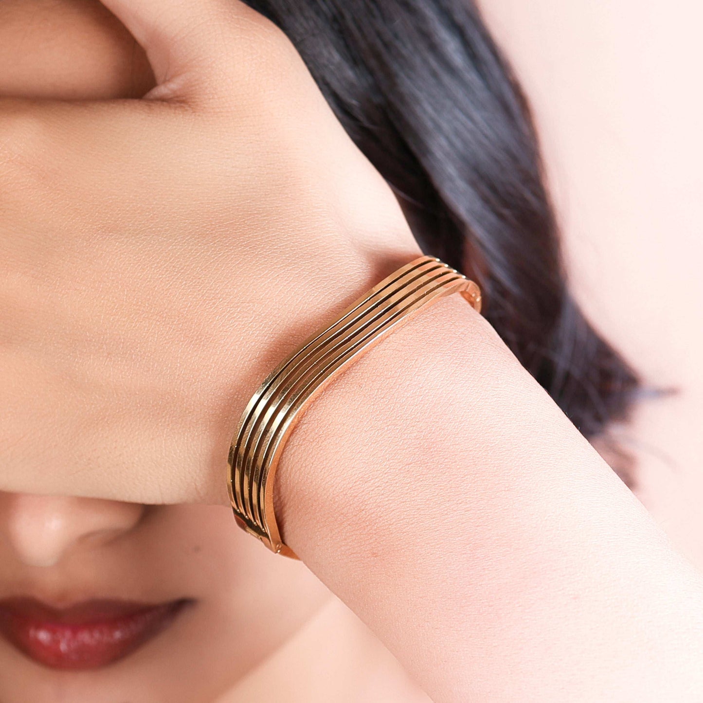 Bradiya Wavy Design Bangle - Anti-Tarnish Luxury Jewelry - Bradiya