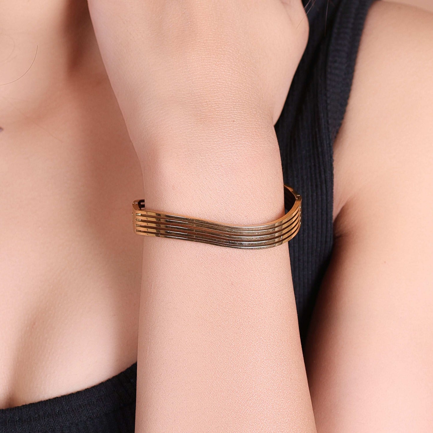 Bradiya Wavy Design Bangle - Anti-Tarnish Luxury Jewelry - Bradiya