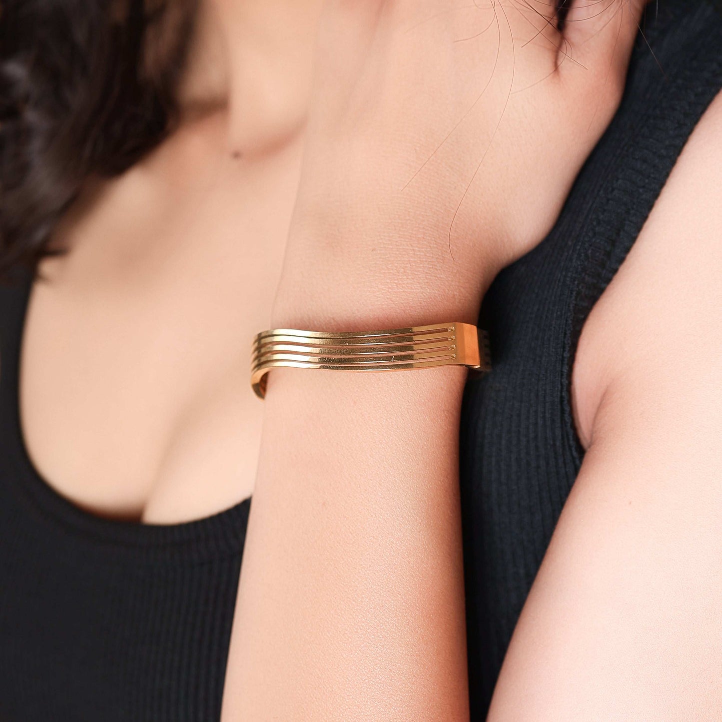 Bradiya Wavy Design Bangle - Anti-Tarnish Luxury Jewelry - Bradiya
