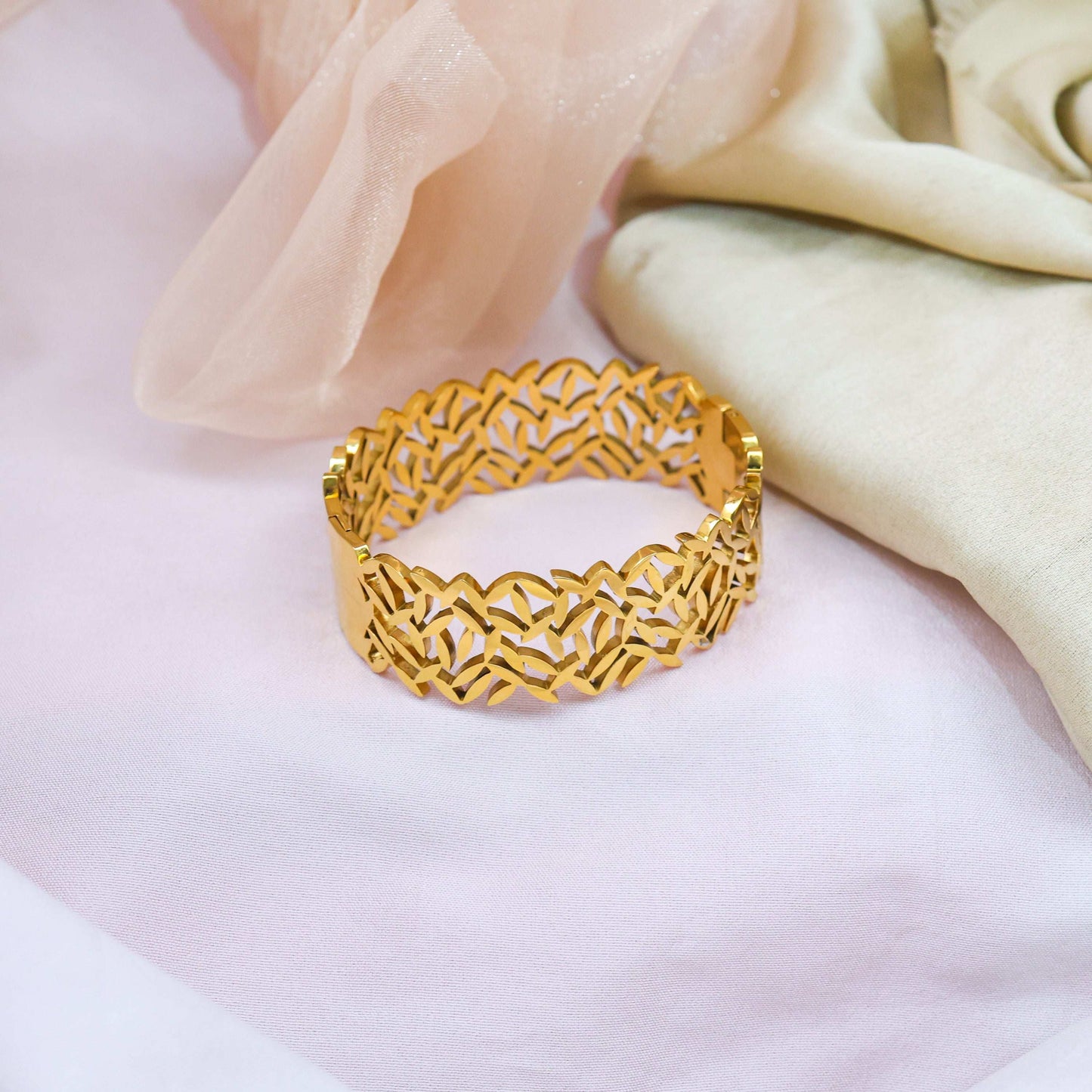 Golden Leaf Beautiful Bangle - Anti-Tarnish Luxury - Bradiya