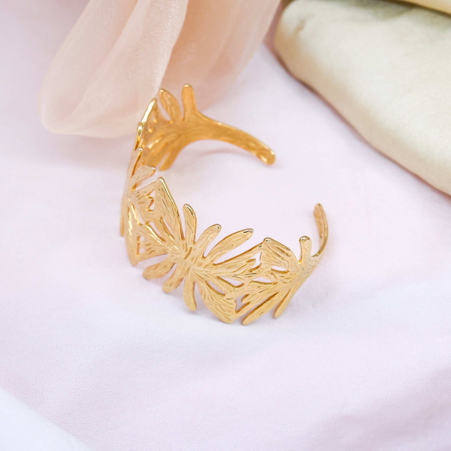 Bradiya Luxury Floral Bracelet - Anti-Tarnish Design - Bradiya