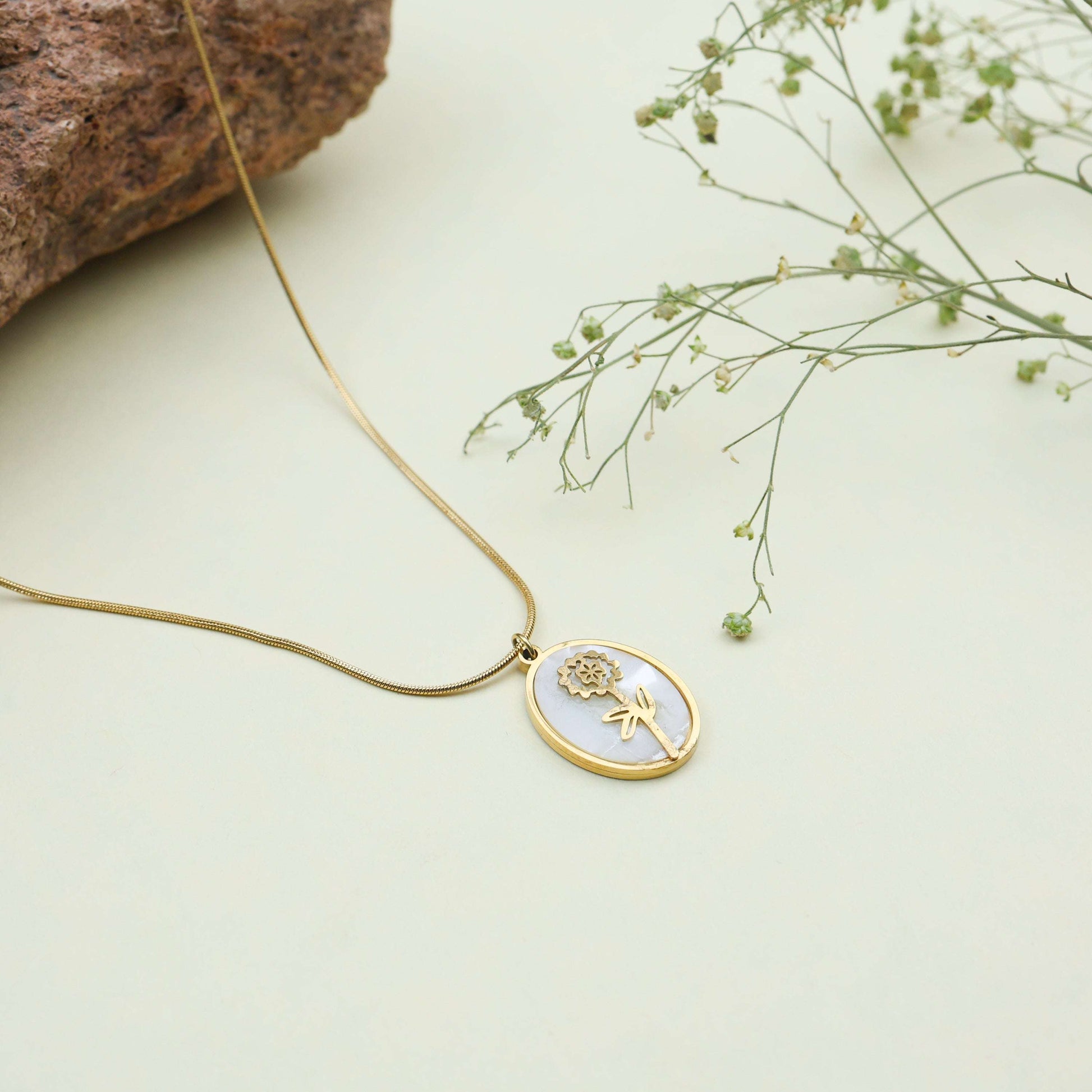 Gold Flower Pendant Necklace - Anti-Tarnish Luxury - Bradiya