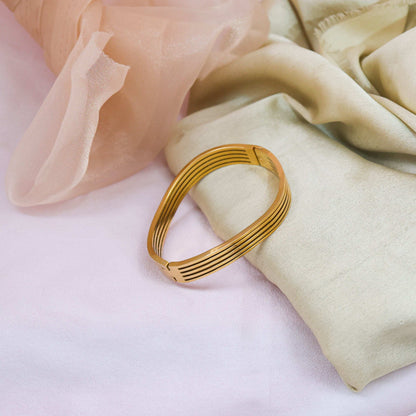 Bradiya Wavy Design Bangle - Anti-Tarnish Luxury Jewelry - Bradiya