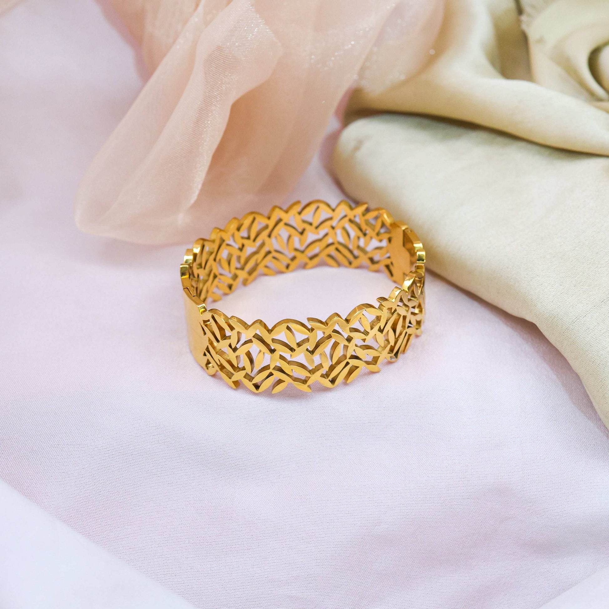 Golden Leaf Beautiful Bangle - Anti-Tarnish Luxury - Bradiya