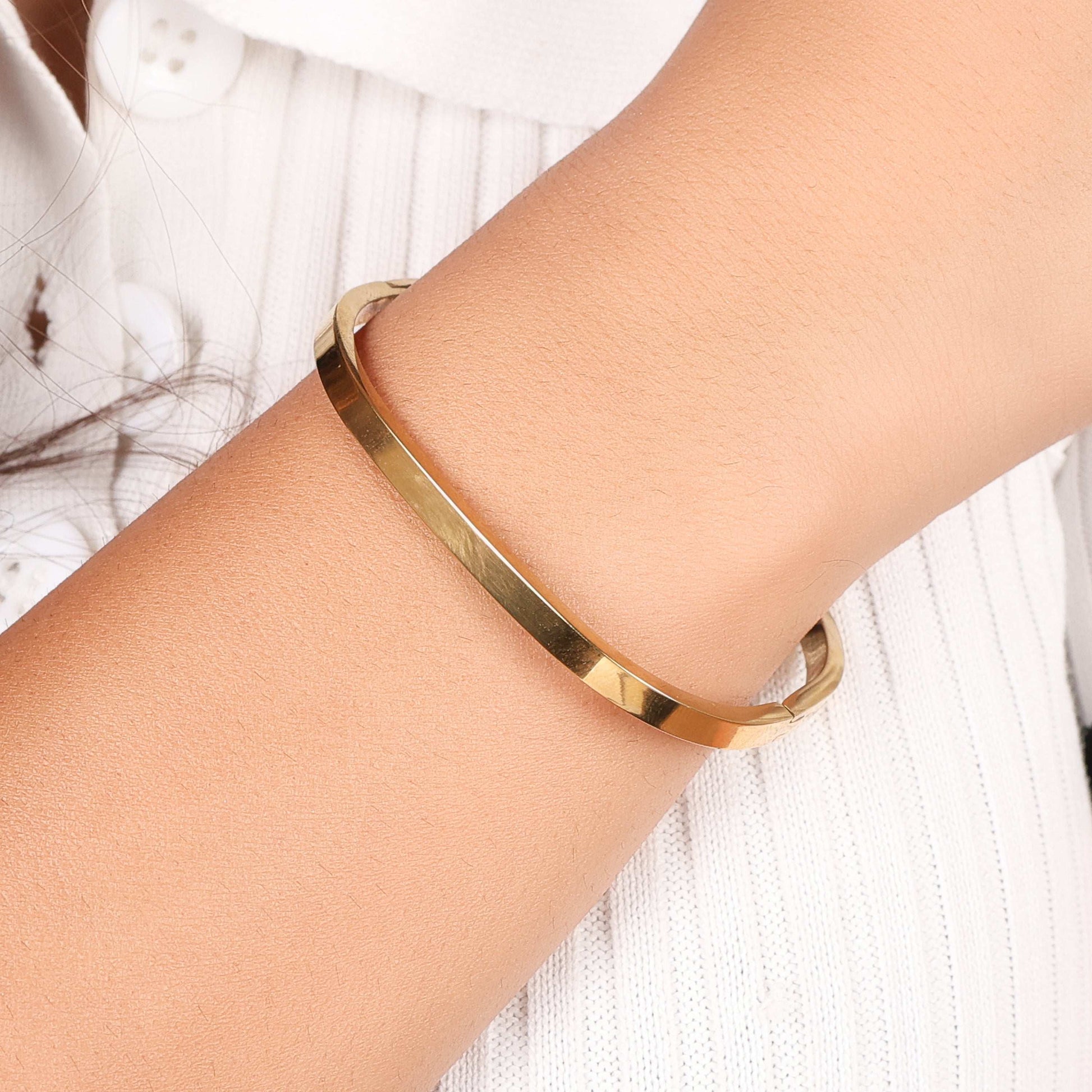 18Kt Gold Tone Luxury Bangle Bracelet - Bradiya