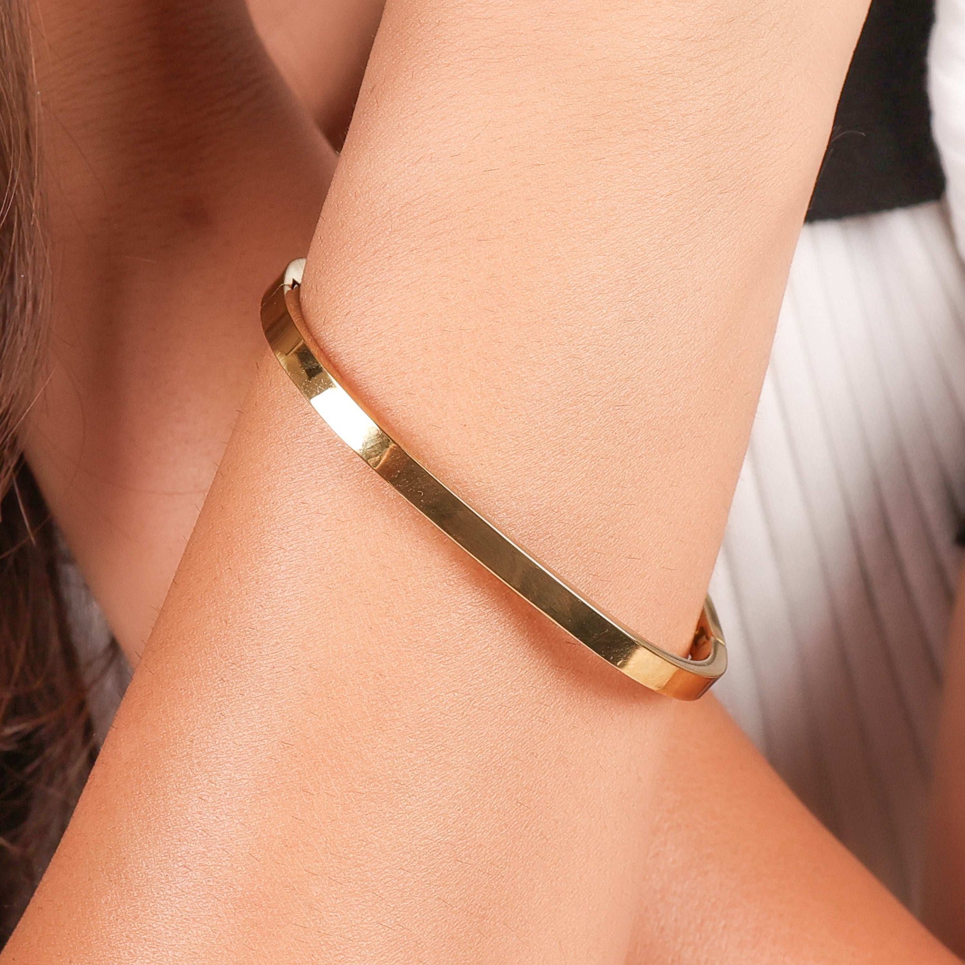 18Kt Gold Tone Luxury Bangle Bracelet - Bradiya