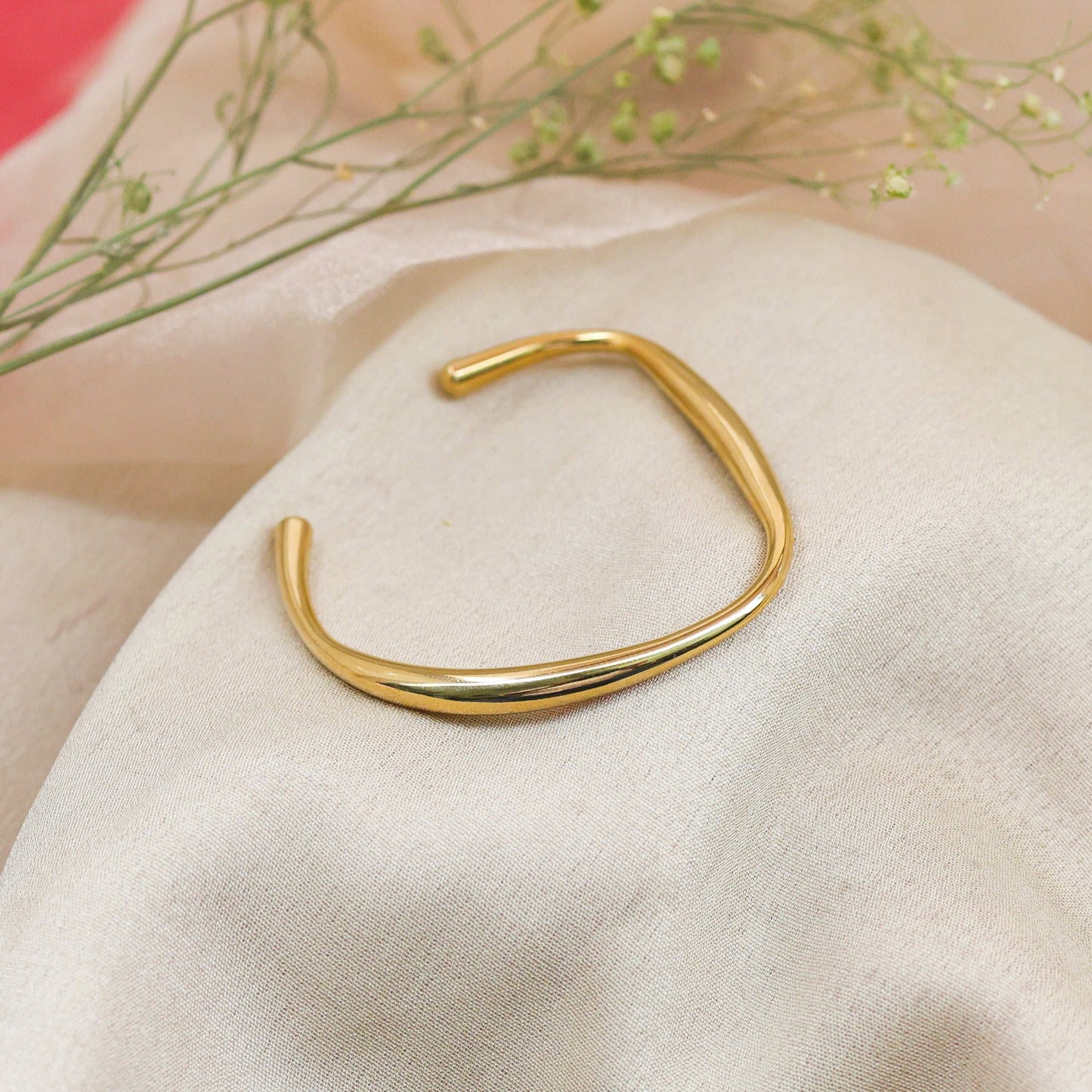 Minimalist Gold Cuff Bracelet - Anti-Tarnish - Bradiya